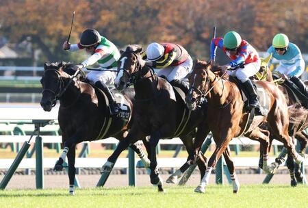 　（右から）リトルジャイアンツ、ゲルチュタールと競りあうヴィンセンシオ（左）