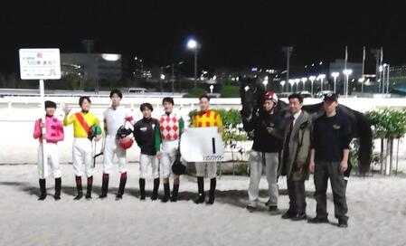 　地方競馬通算５００勝を達成した鷹見浩師（右から２人目、同４人目が子息の陸騎手）