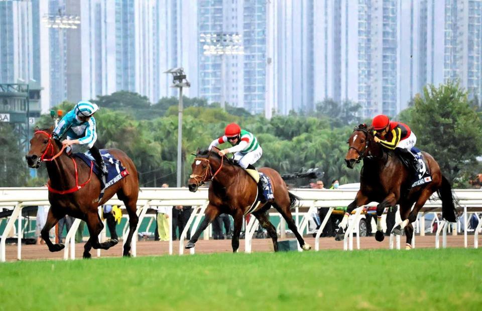 　香港Ｃを制したロマンチックウォリアー（左）。右は２着のリバティアイランド。中央は３着のタスティエーラ（撮影・小田穂乃実）