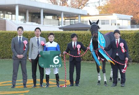 　ターコイズＳを制したアルジーヌと西村淳（左から３人目）＝撮影・西岡正