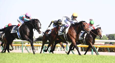 　ダービーで最後の直線で抜け出すドウデュース（右から２頭目）＝２２年５月