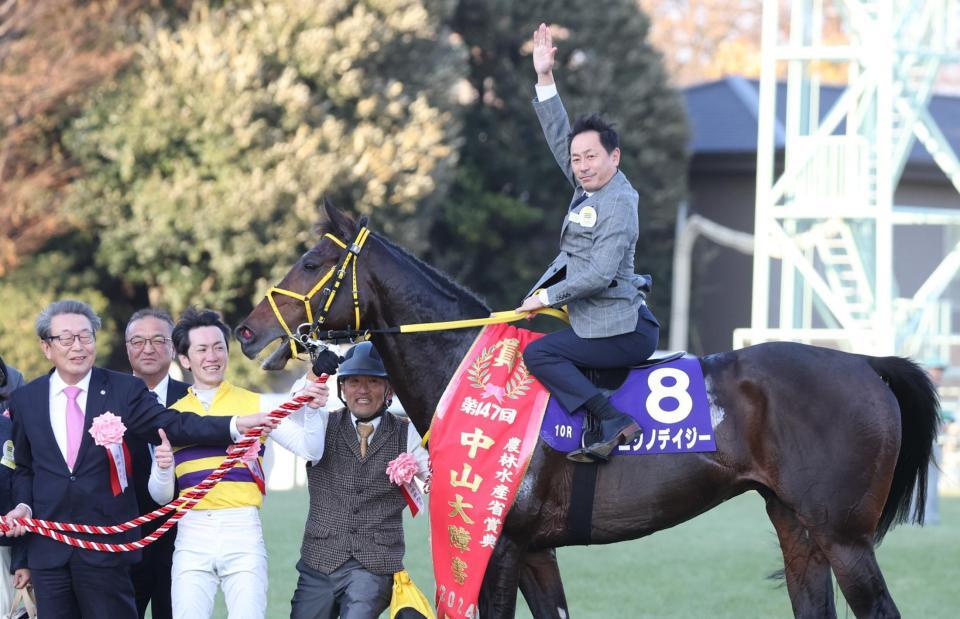 　中山大障害を勝利したニシノデイジーの口取りで騎乗した勝浦元騎手