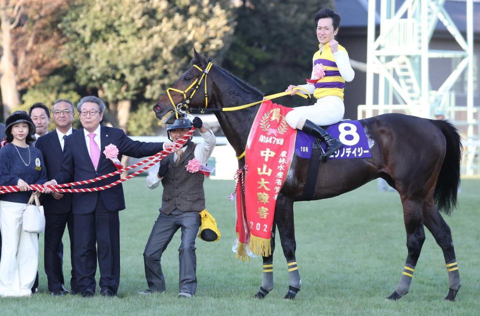 　中山大障害を勝利したニシノデイジーと五十嵐。左から３人目は高木師