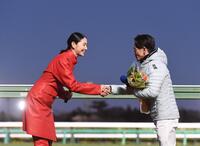 　トークショーで戸崎圭（右）と握手する長澤まさみ（撮影・園田高夫）