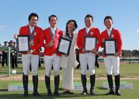 　日本オリンピアンズ協会・小谷実可子会長（中央）からＯＬＹ証明書を受け取ったオリンピアン証明書を受け取った（左から）大岩義明、田中利幸、北島隆三、戸本一真（撮影・石湯恒介）