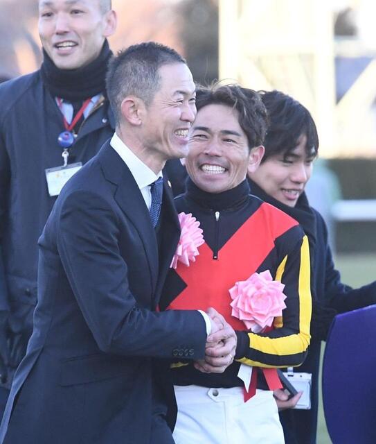 有馬記念】5番人気レガレイラが鼻差の接戦制しV 64年ぶりに3歳