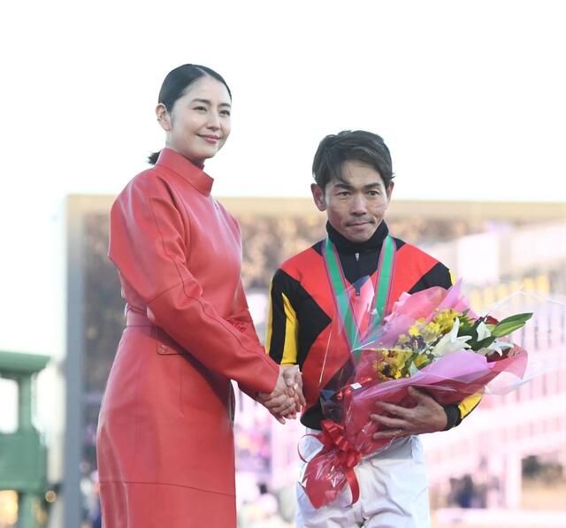 有馬記念】5番人気レガレイラが鼻差の接戦制しV 64年ぶりに3歳