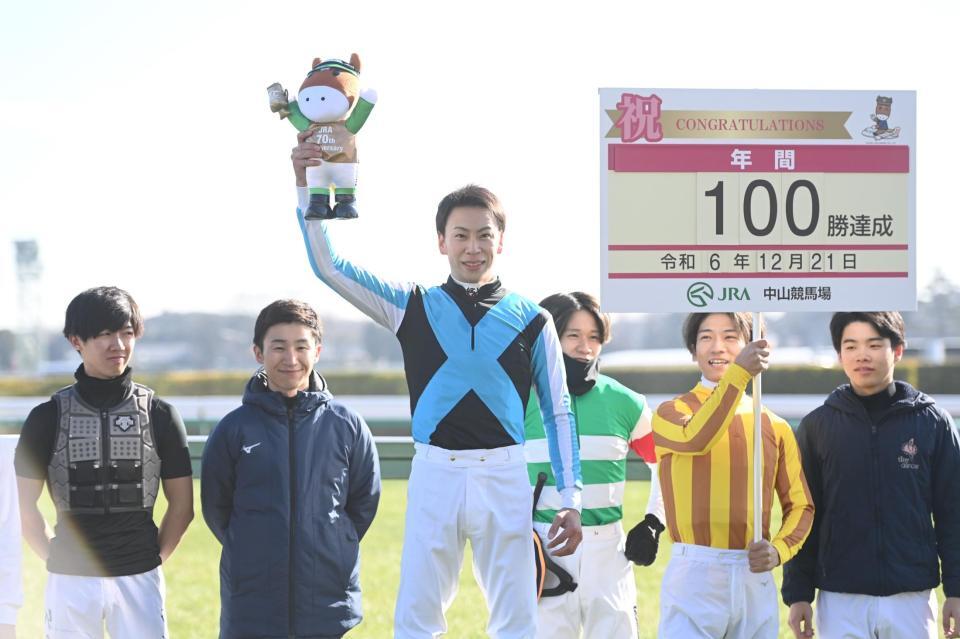 　年間１００勝を達成した横山武（中央）＝撮影・園田高夫