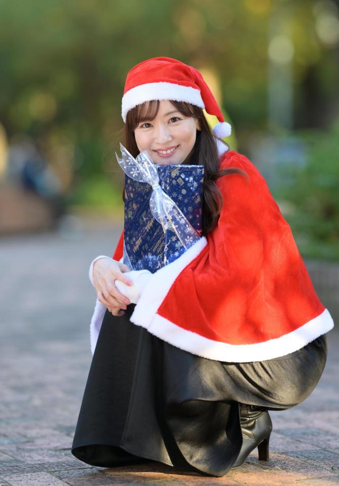 　愛子サンタから一足早いクリスマスプレゼント。有馬記念を予想する皆藤愛子（撮影・伊藤笙子）