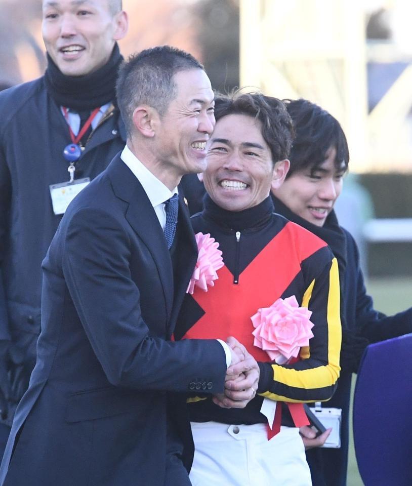 　木村師（左）と喜ぶ戸崎圭（撮影・園田高夫）