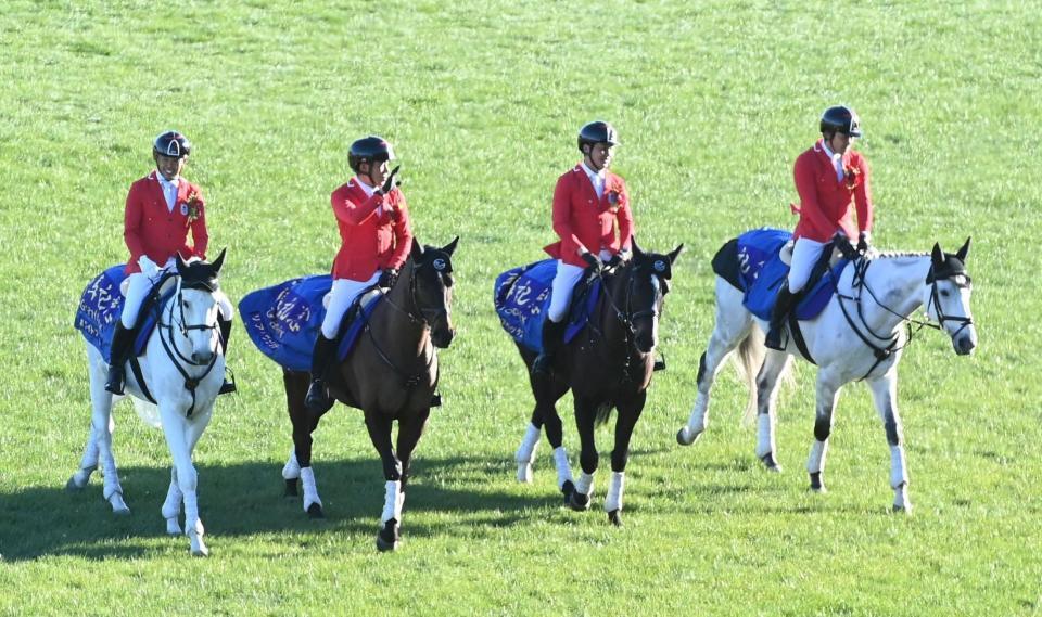 　誘導馬に乗った初老ジャパンのメンバー（撮影・園田高夫）