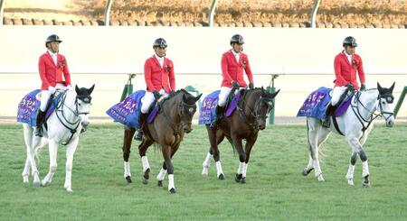 　有馬記念の誘導馬に騎乗する初老ジャパン（撮影・持木克友）