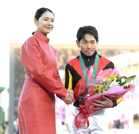 　長澤まさみ（左）から祝福される戸崎圭