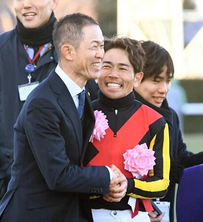 　戸崎圭（右）と喜ぶ木村師（撮影・園田高夫）