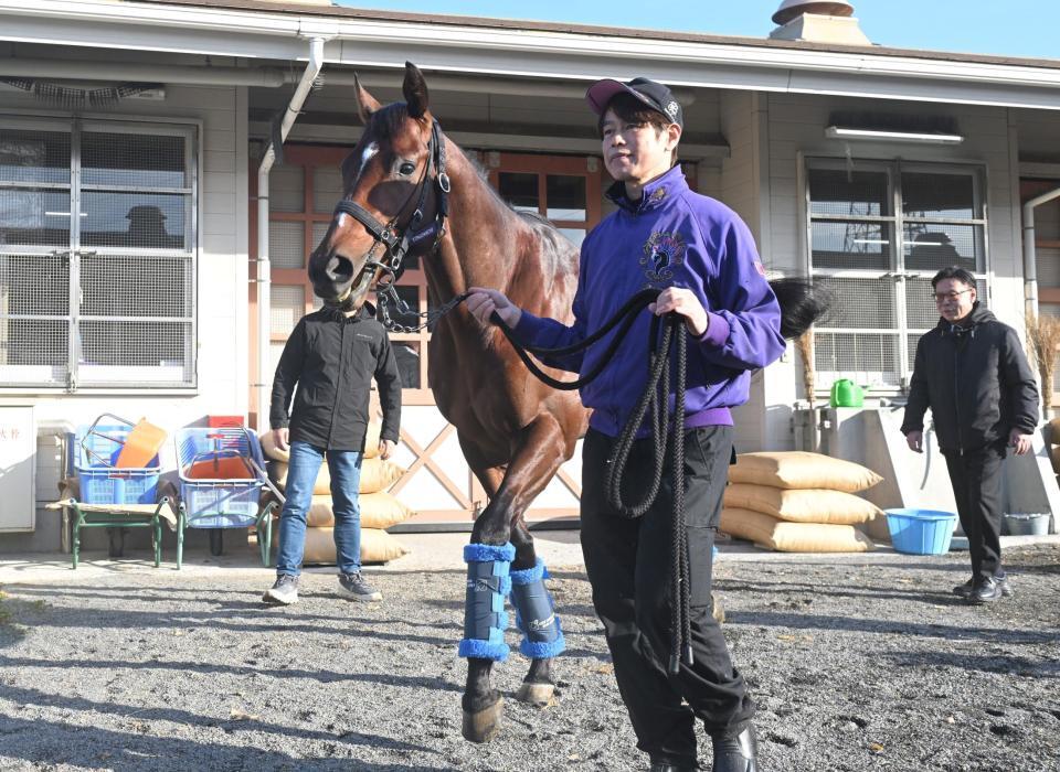 　退厩するドウデュース（撮影・石井剣太郎）