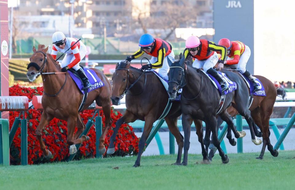 　シャフリヤールとの接戦の末に有馬記念を制したレガレイラ（左から２頭目）