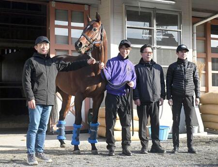 　退厩するドウデュースと記念撮影をする（右から）武豊、松島オーナー、前川助手、友道調教師（撮影・石井剣太郎）