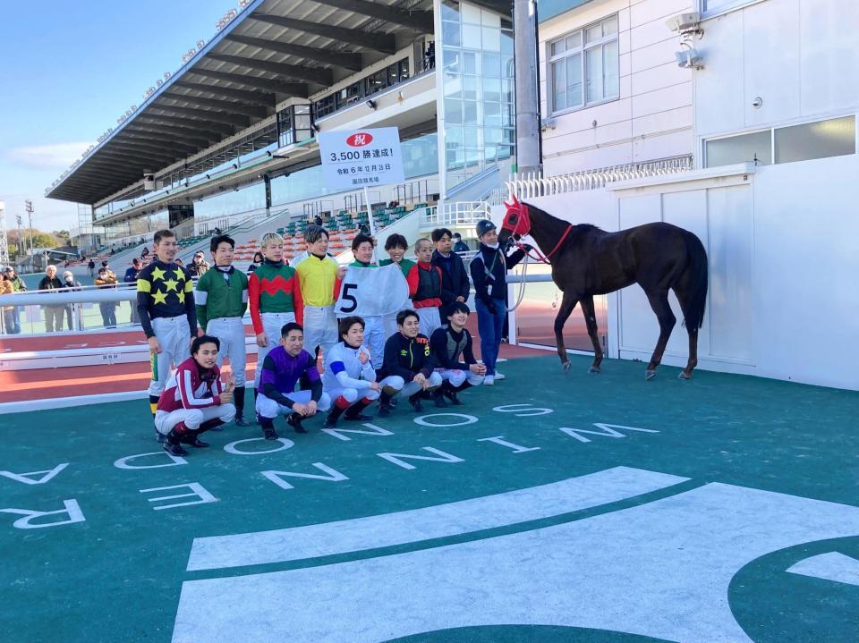 　騎手仲間から祝福される小牧太（後列左から５人目）＝撮影・中山伸治