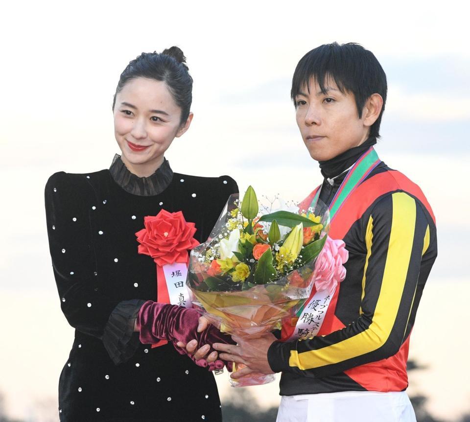 　プレゼンターの堀田真由（左）と花束を手にする北村友（撮影・佐々木彰尚）