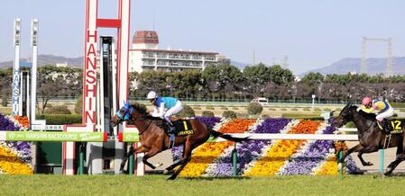 　好位から鮮やかに抜け出し、デビュー２連勝を飾ったアドマイヤビルゴ＝２０年３月２１日、阪神競馬場