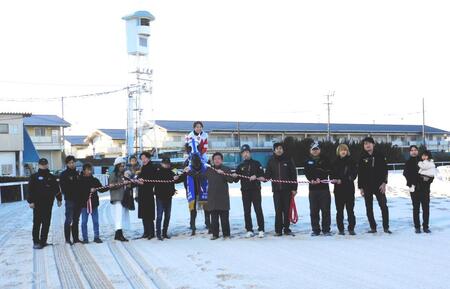 　コウノトリ賞を制覇したラヴィアンと関係者（撮影・中山伸治）