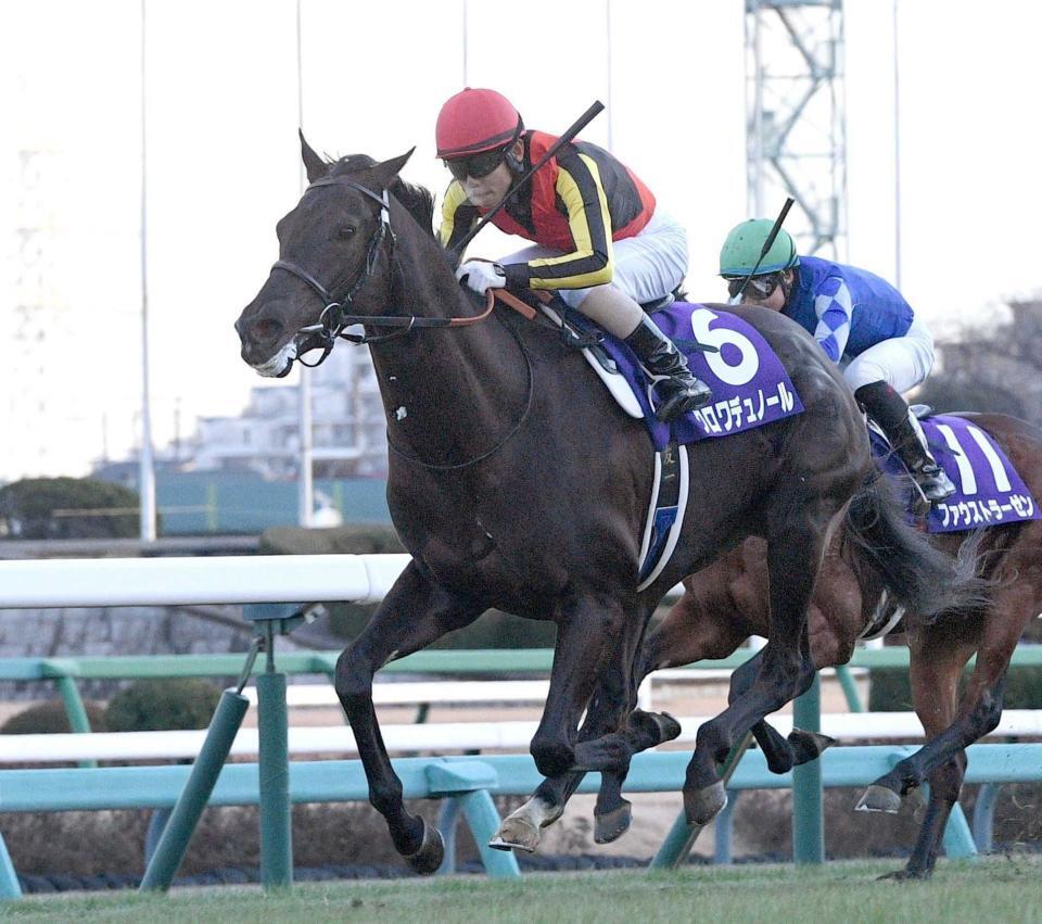 　ホープフルＳを制したクロワデュノール（左）＝２０２４年１２月２８日