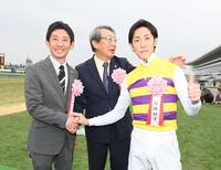 　重賞初勝利を挙げ喜ぶ（左から）千葉師と西山茂行オーナー、津村（撮影・園田高夫）