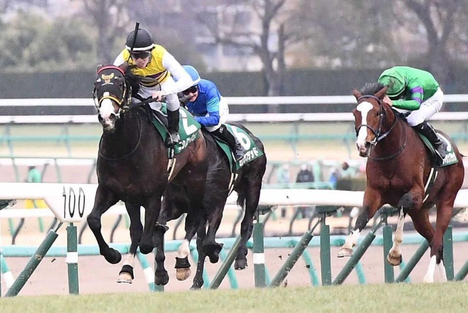 　力強く抜け出したニシノエージェント（左）＝撮影・園田高夫