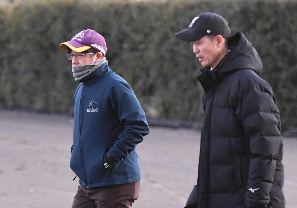 　木村哲也調教師（右）のもとで学ぶ加藤公太技術調教師＝撮影・園田高夫