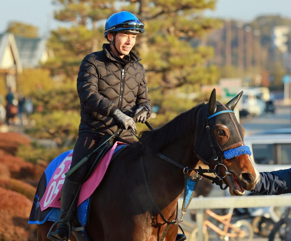 　調教騎乗を再開した和田竜（撮影・石湯恒介）