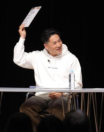 予想した「リトルジャイアンツ」が１着となり。Ｂノードを掲げる田中将（撮影・西岡正）