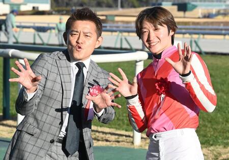 　プロキオンＳを制し、井戸田潤（左）とポーズをとるサンデーファンデーに騎乗した鮫島駿