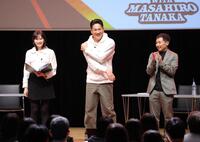 　競馬イベントに出席した田中将（中央）＝撮影・西岡正