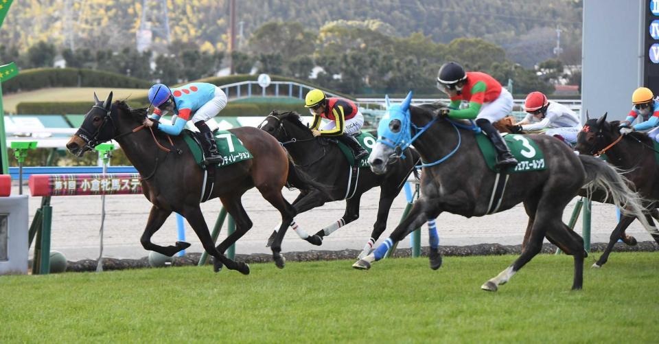 　１着同着でゴールするシンティレーション（７）とフェアエールング（３）