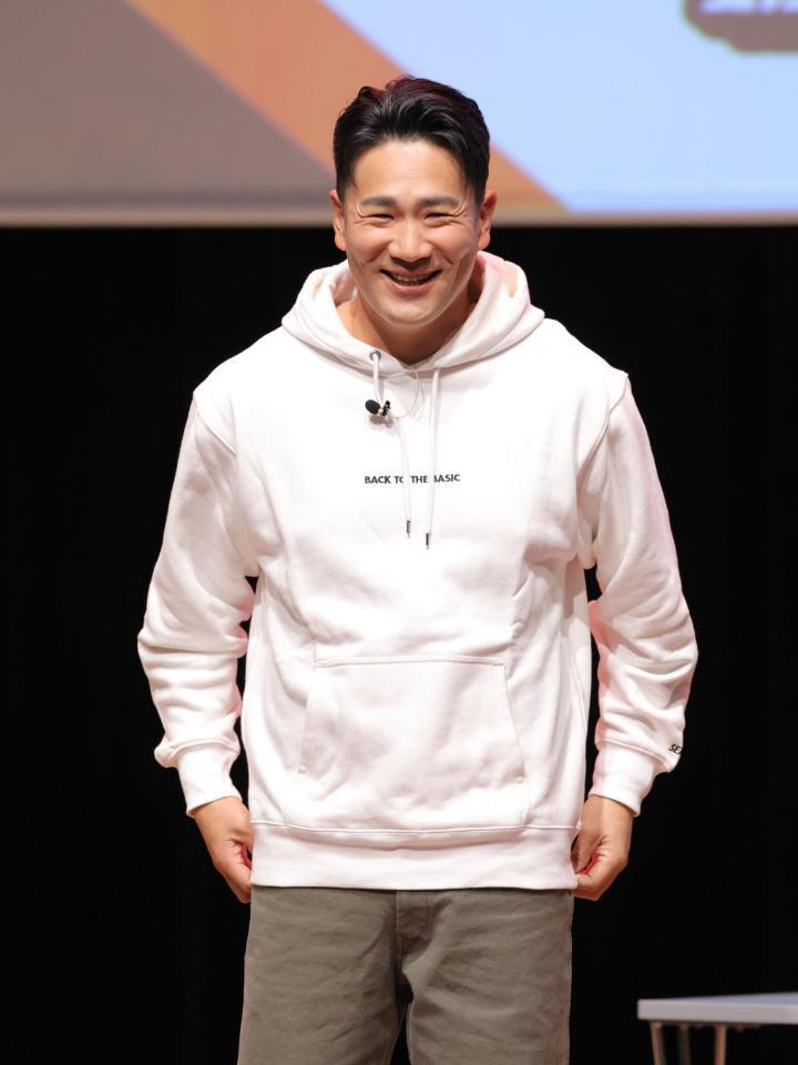 競馬イベントで笑顔を見せる田中将（撮影・西岡正）