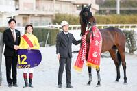 　キリンジで金盃を制し、握手する渡辺和師（左）と笹川翼