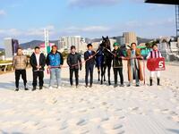 　兵庫ウインターカップを制覇したスペシャルエックスと関係者（撮影・中山伸治）