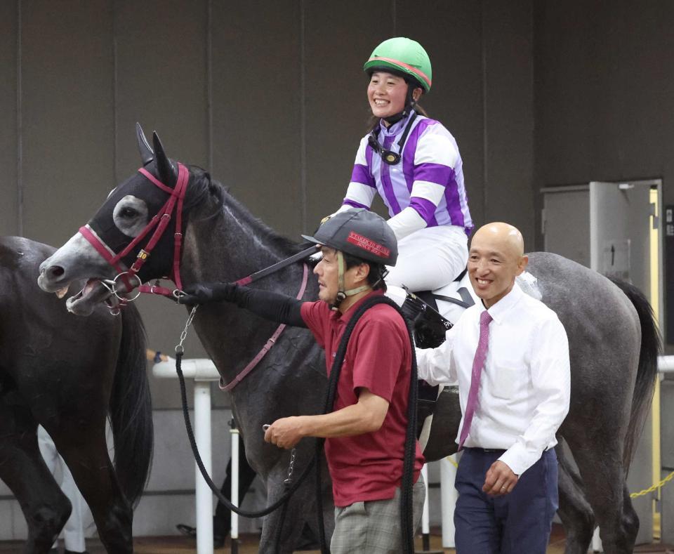　ＪＲＡ初勝利し笑顔の大江原比呂騎手。右手前は武市調教師＝２０２４年６月