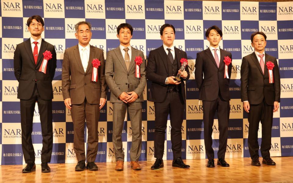 　ダートグレードレース競走特別賞馬のフォーエバーヤングの関係者