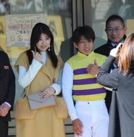 　ＪＲＡでの初騎乗を果たした山林堂（右）と応援に駆けつけた妻でタレントの矢部美穂