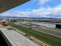 　除雪作業が進んだ８日午後１時過ぎの京都競馬場