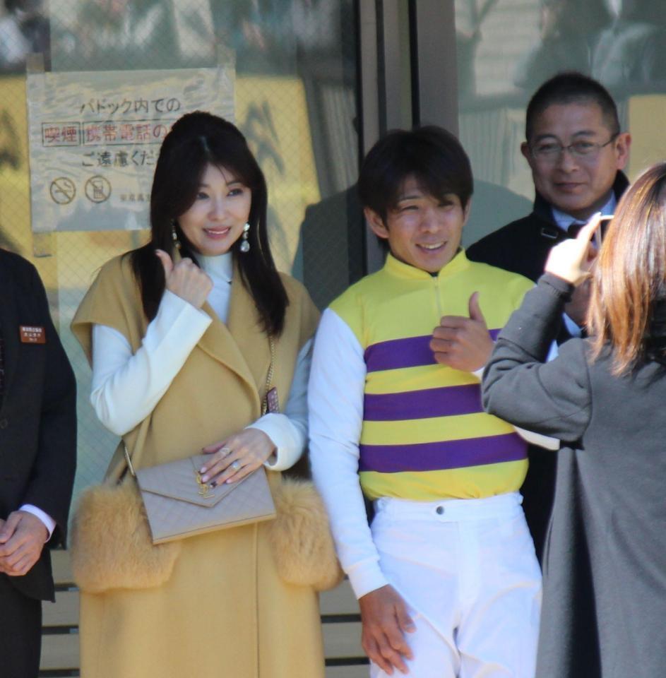 　ＪＲＡでの初騎乗を果たした山林堂（右）と応援に駆けつけた妻でタレントの矢部美穂