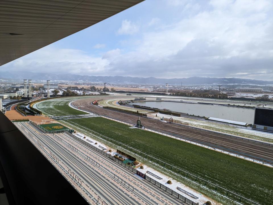 　除雪作業が進む京都競馬場