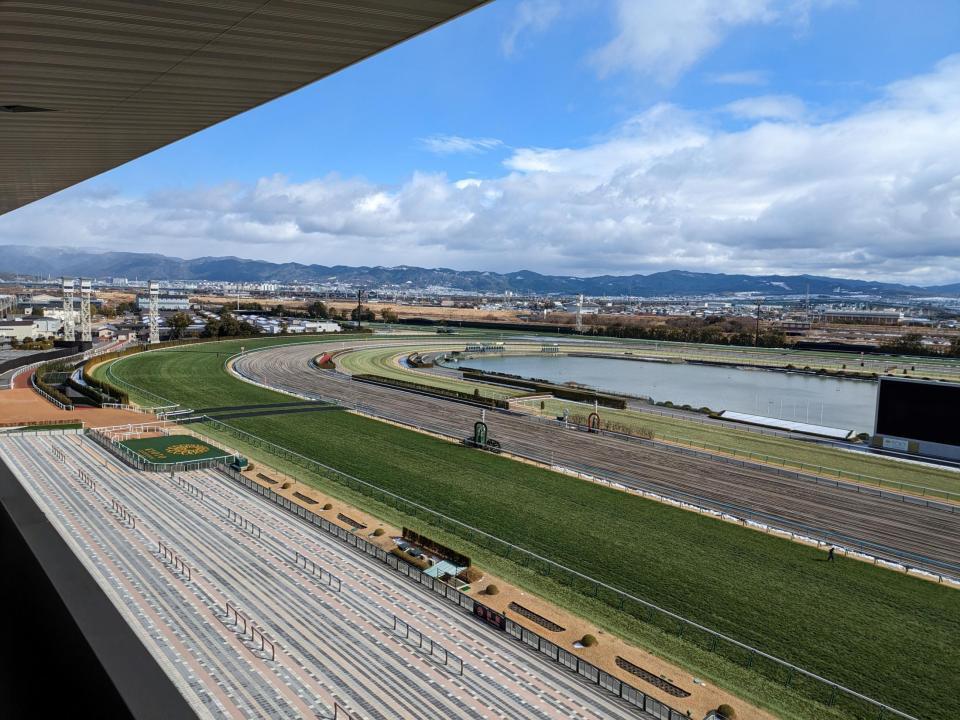 　除雪作業が進んだ８日午後１時過ぎの京都競馬場