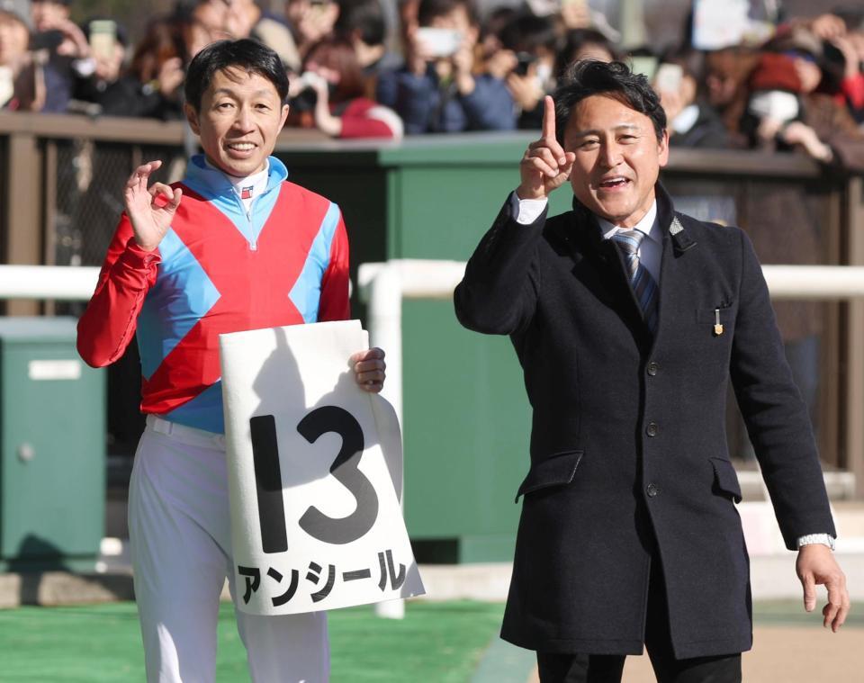 　８Ｒをアンシールで勝利し笑顔の武豊（左）。右は小崎師