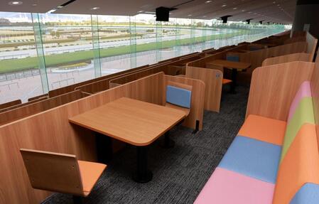 　４～６人掛けのソファ席（撮影・石湯恒介）