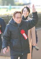 　ファンの声援に手を振る河内師