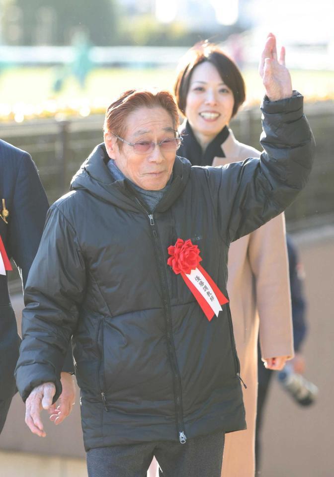 　ファンの声援に手を振る河内師