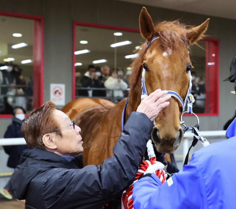 　東京新聞杯を勝利したウォーターリヒトをねぎらう河内師