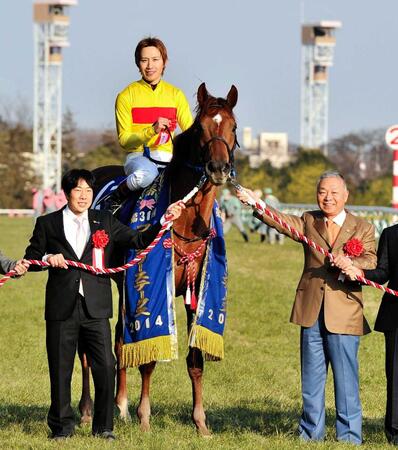 　コパノリッキーでフェブラリーＳを制し口取りを行う（左から）村山明調教師、田辺裕信、馬主の小林祥晃氏＝２０１４年２月２３日